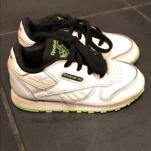 Reebok Toddler Size 8 boys classic style shoes